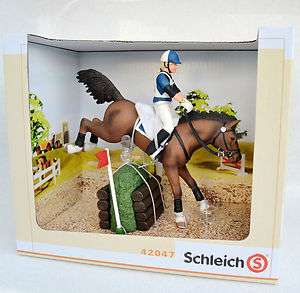 SCHLEICH 42047 EVENTING HORSE SET  NEW IN BOX  