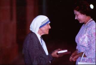 QUEEN ELIZABETH AND MOTHER TERESA INDIA 1983  