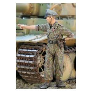  World Wide Miniatures 1/35 SS Tanker Kursk Soldier (w/Arm 