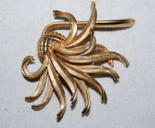 Crown Trifari Gold Artistic Leaves On 3 Pineapple Pin  