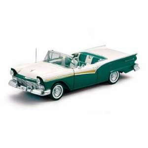  1957 Ford Fairlane Skyliner 1/18 Cumberland Green Toys 